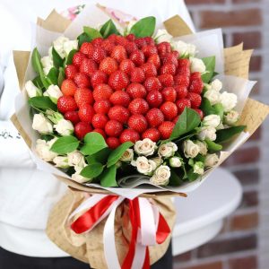 Клубничный букет с кустовыми розами — Клубничные букеты
