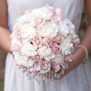 Букет невесты из гвоздики и роз