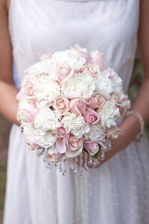 Букет невесты из гвоздики и роз