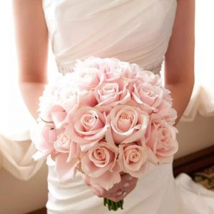 Букет невесты из нежно-розовых роз — Свадебные букеты