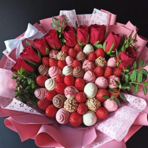 Роскошный букет «Клубника и розы» — Съедобные букеты