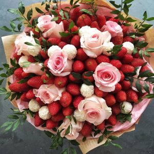 Букет с клубникой «Любимый Валентин» — Букеты из рафаэлло