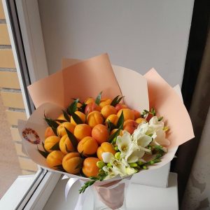 Фруктовый букет с абрикосами