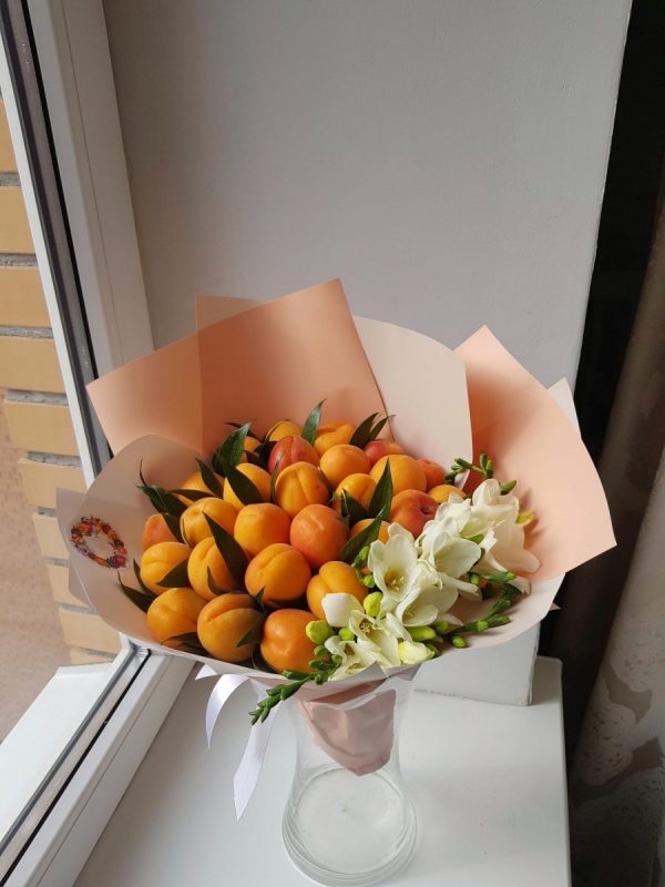 Фруктовый букет с абрикосами