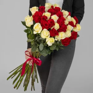 Букет из 35 бело-красных роз (70 см.) — Розы