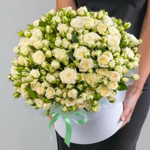 35 белых кустовых роз в коробке — Букеты цветов