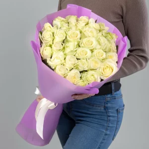 Букет 35 белых роз (70 см.) в упаковке —