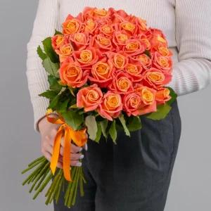 Букет из 35 коралловых роз (50 см.) — Розы
