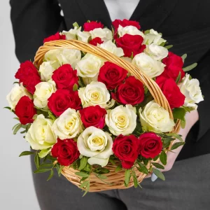 35 красно-белых роз в корзине — Розы