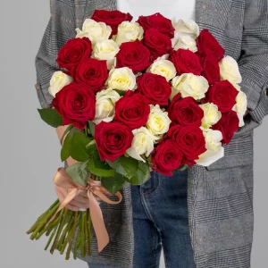 Букет 35 красно-белых роз (50 см.) — Розы