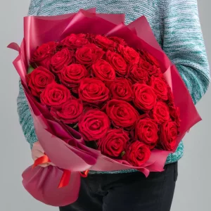 Букет из 35 красных роз 50 см. в упаковке — 30 красных роз