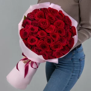 35 красных роз (70 см.) в упаковке — Розы