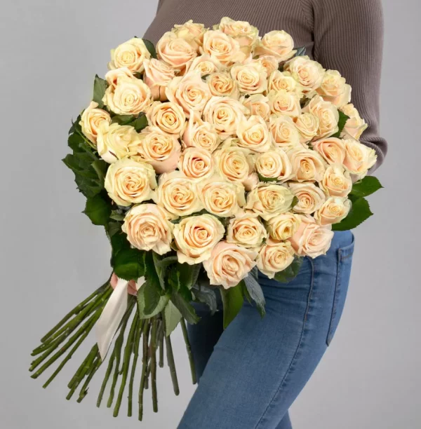 Букет 35 кремовых роз (70 см.)