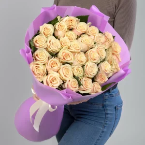 35 кремовых роз (70 см.) в упаковке — Розы