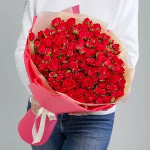 Букет из 35 кустовых красных роз в упаковке
