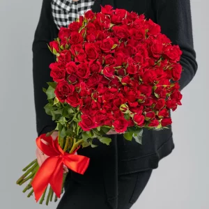 35 кустовых красных роз (50 см.) — Розы