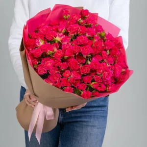 Букет из 35 кустовых малиновых роз — Доставка кустовых роз
