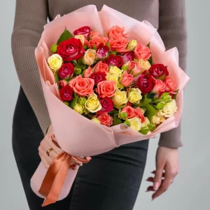 Букет из 35 ярких кустовых роз — Розы