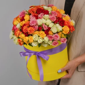 35 кустовых роз Микс в коробке — Букеты цветов