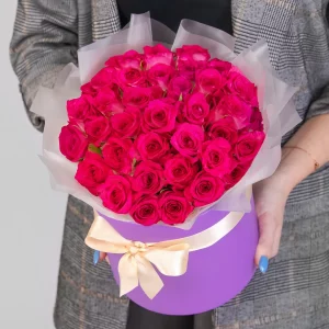 35 малиновых роз в коробке — Букеты цветов