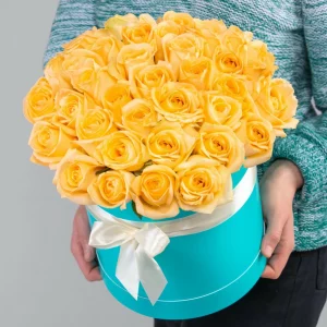 35 персиковых роз в коробке — Розы