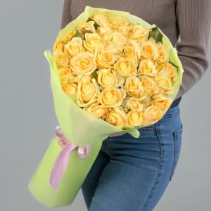35 персиковых роз (70 см.) в упаковке — Букеты цветов