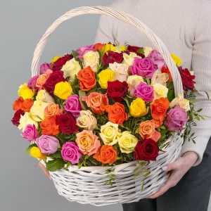 75 роз Микс в корзине — Букеты цветов