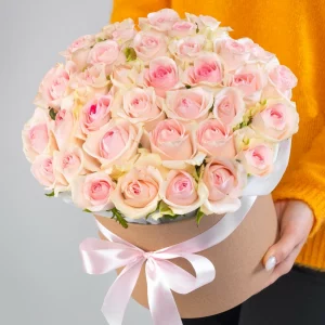 35 светло-розовых роз в коробке — Розы
