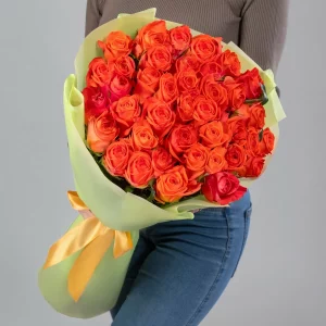 Букет 35 ярко-оранжевых роз (70 см.) в упаковке