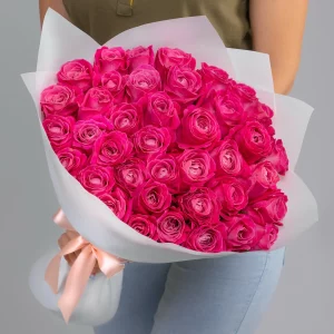 35 ярко-розовых роз (40 см.) в упаковке — Розы