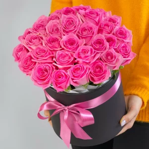 35 ярко-розовых роз в коробке — Розы