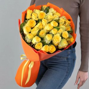 Букет 35 желтых роз (70 см.) в упаковке — Розы