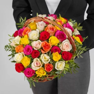 35 роз микс в корзине — Букеты цветов