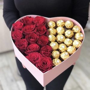Сердце из роз и конфет «Белуччи» — Розы