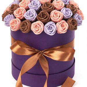 Шоколадные розы в шляпной коробке — Букеты из вкусняшек
