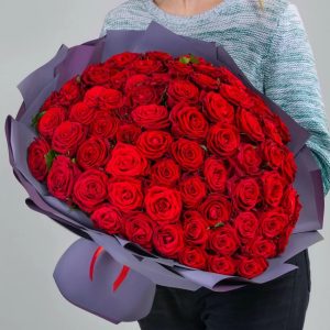Букет из 75 красных роз в упаковке