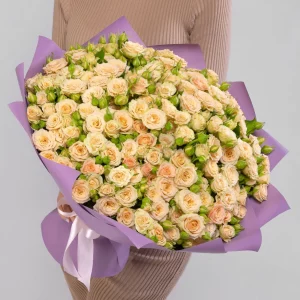 Букет из 75 кустовых кремовых роз — Розы