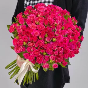 Букет 75 кустовых малиновых роз — Букеты цветов