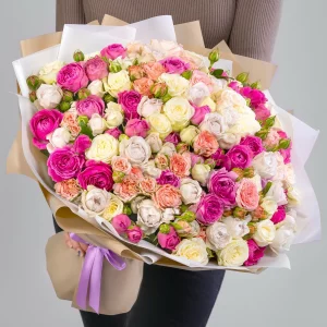 75 кустовых пионовидных нежных роз — Доставка кустовых роз