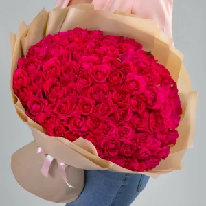 75 малиновых роз в упаковке — Букеты цветов