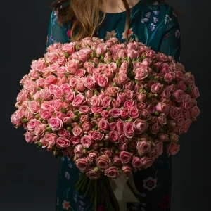 Букет из 75 кустовых розовых роз — Розы