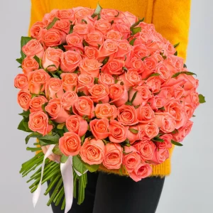 Букет из 75 ярко-коралловых роз 40 см — Розы