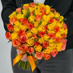 Букет из 75 желтых и оранжевых роз 40 см — Розы