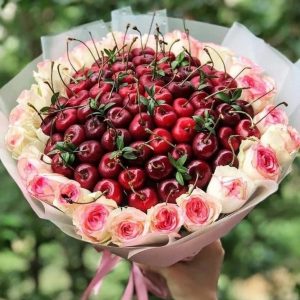 Букет из вишни с пионовидными розами