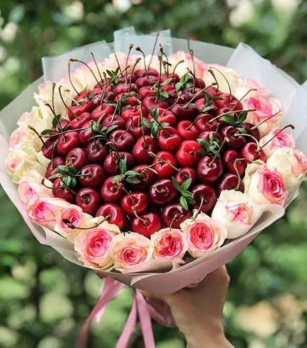 Букет из вишни с пионовидными розами — Букеты из вишни
