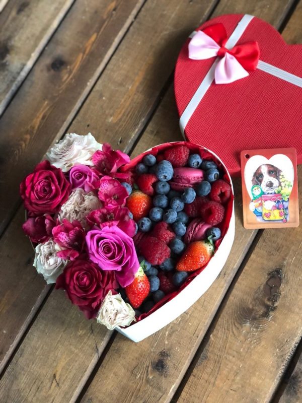 Вкусная коробка с ягодами