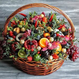 Ягодная коробка с цветами — Букеты на свадьбу из продуктов 6