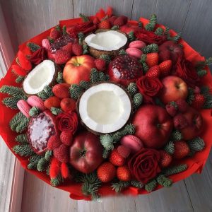 Вкусный букет с ягодами и фруктами — Букеты из граната и яблок
