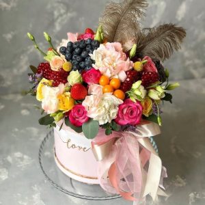 Ягодная коробка с цветами — Букеты на свадьбу из продуктов