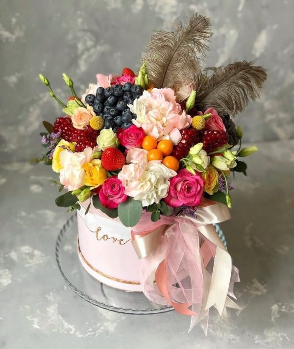 Ягодная коробка с цветами — Букеты на свадьбу из продуктов